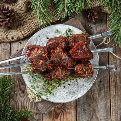 Шашлык из оленины в маринаде с таёжной черемшой и брусникой